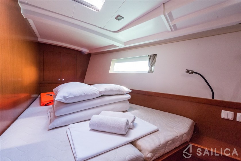 Oceanis 45 - Yacht Charter Sailica
