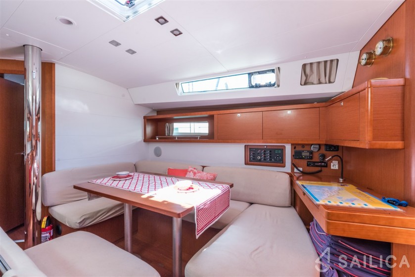 Oceanis 45 - Yacht Charter Sailica