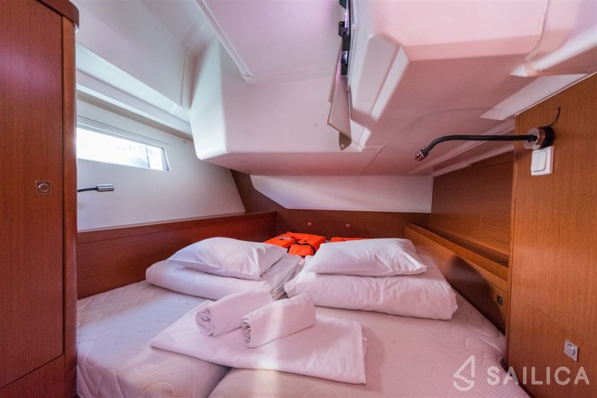 Oceanis 45 - Yacht Charter Sailica