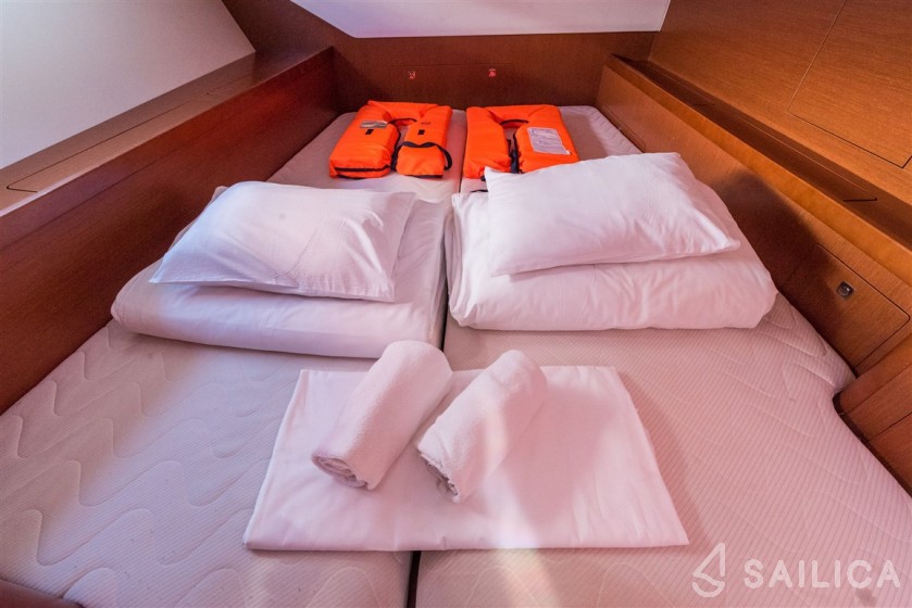Oceanis 45 - Yacht Charter Sailica