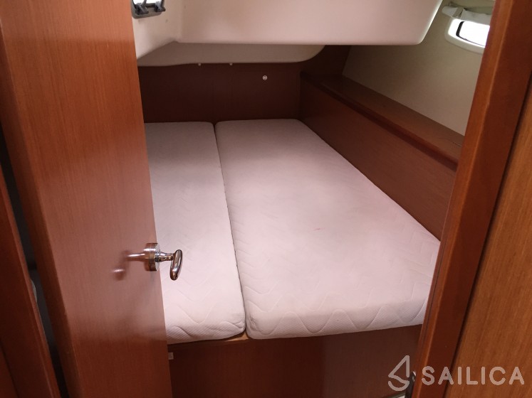Oceanis 43 - Yacht Charter Sailica