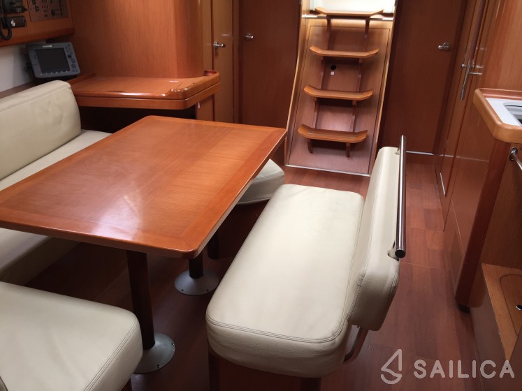 Oceanis 43 - Yacht Charter Sailica