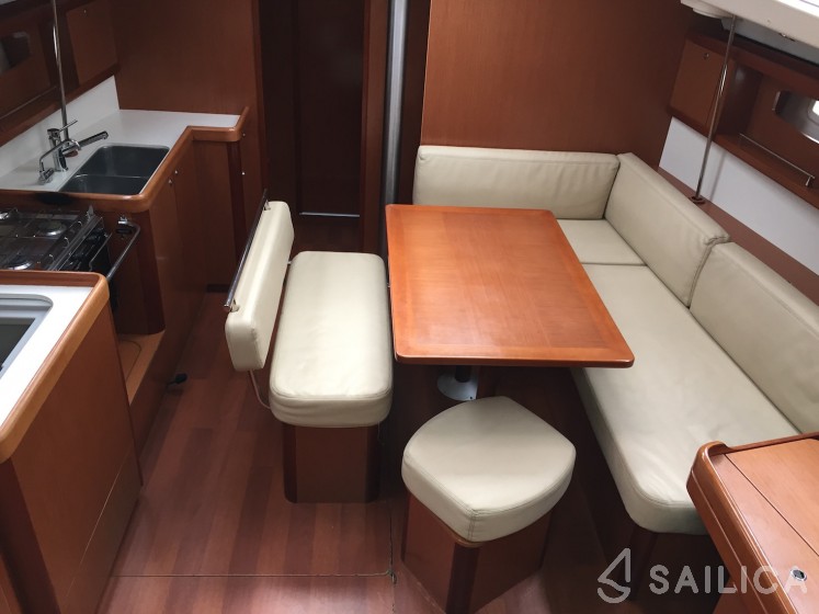 Oceanis 43 - Yacht Charter Sailica