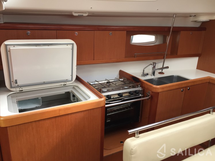 Oceanis 43 - Yacht Charter Sailica