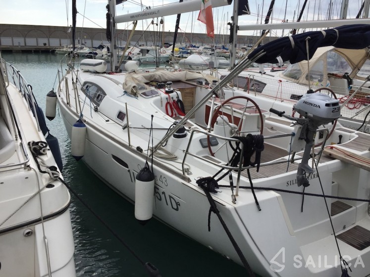 Oceanis 43 - Yacht Charter Sailica