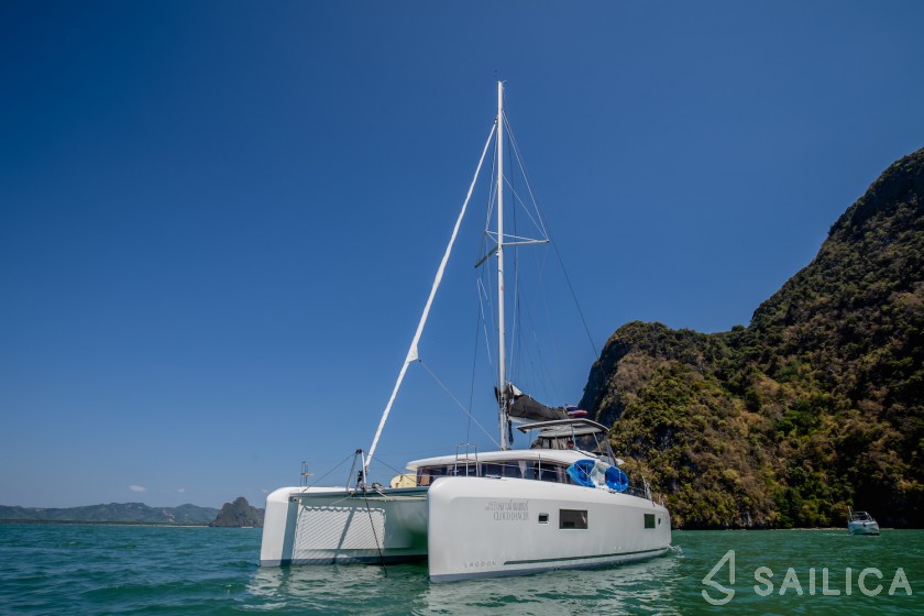 Lagoon 42 - Yacht Charter Sailica