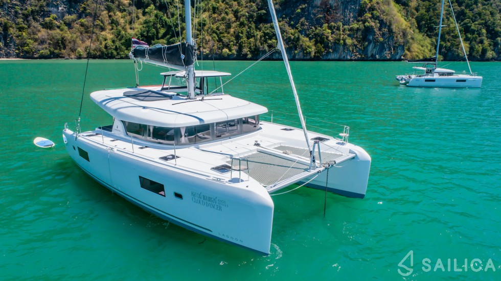 Lagoon 42 - Yacht Charter Sailica