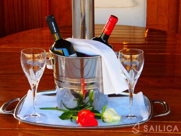 Perama Shipyards 102 - Yacht Charter Sailica