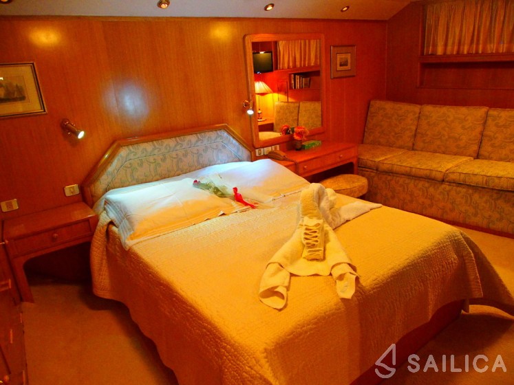 Perama Shipyards 102 - Yacht Charter Sailica