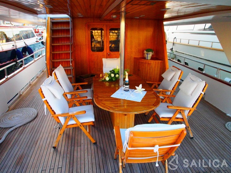 Perama Shipyards 102 - Yacht Charter Sailica