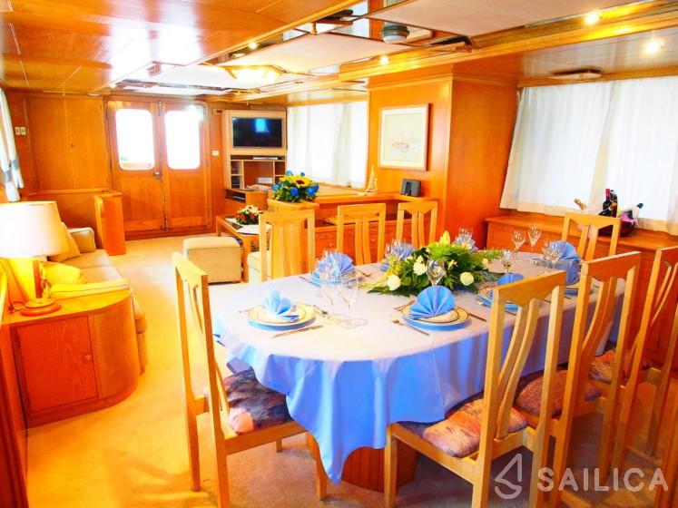 Perama Shipyards 102 - Yacht Charter Sailica