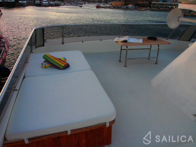 Perama Shipyards 102 - Yacht Charter Sailica