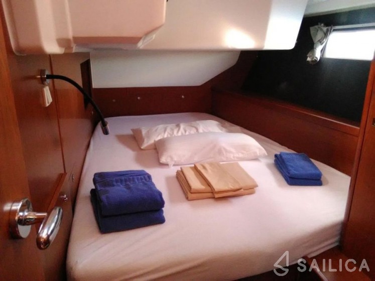 Oceanis 45 - Yacht Charter Sailica