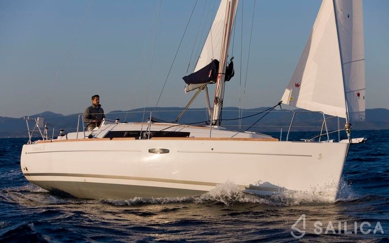 Oceanis 31 - Yacht Charter Sailica