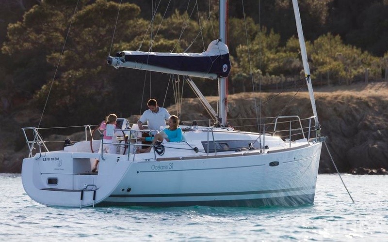 Oceanis 31 - Yacht Charter Sailica