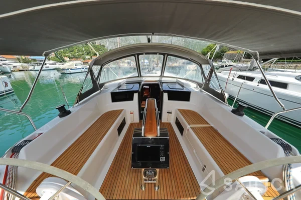 Hanse 418 - Yacht Charter Sailica