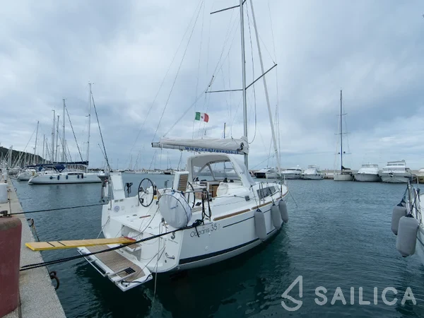 Oceanis 35.1 - Yacht Charter Sailica