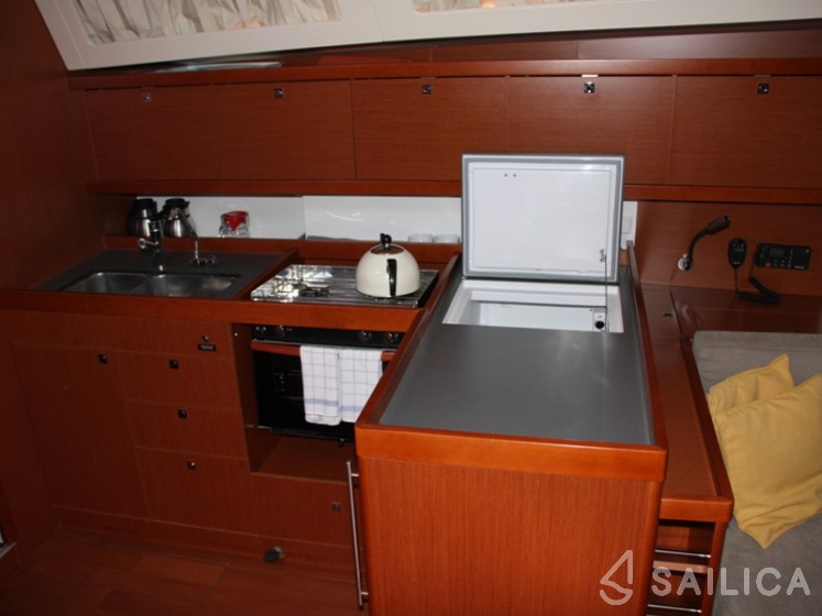 Oceanis 45 - Yacht Charter Sailica