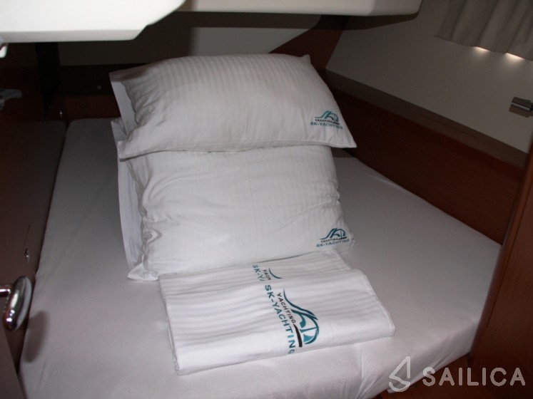 Oceanis 45 - Yacht Charter Sailica