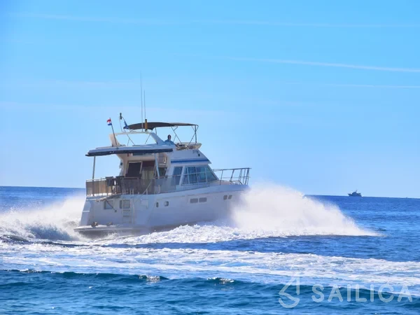 Yaretti 1570 - Yacht Charter Sailica