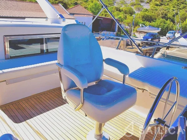 Yaretti 1570 - Yacht Charter Sailica