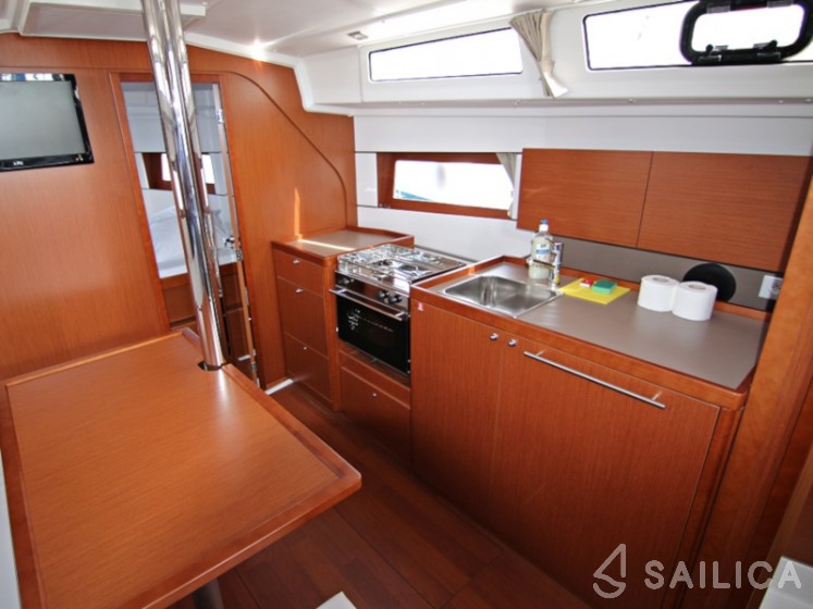 Oceanis 38.1 - Yacht Charter Sailica