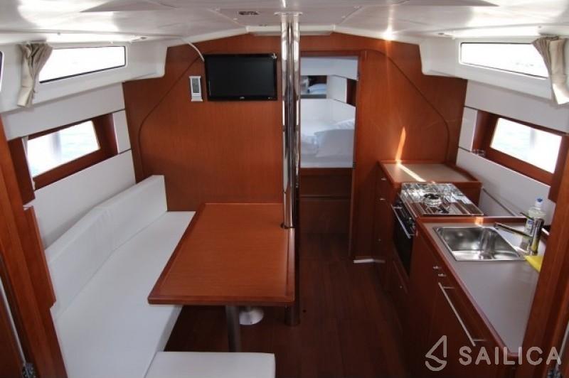 Oceanis 38.1 - Yacht Charter Sailica