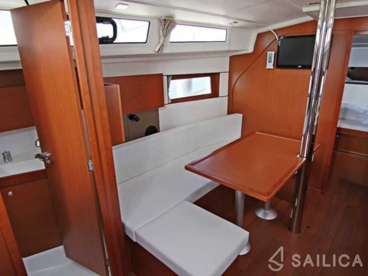 Oceanis 38.1 - Yacht Charter Sailica