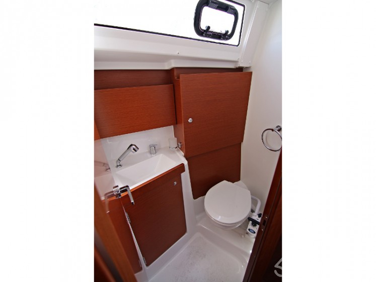 Oceanis 38.1 - Yacht Charter Sailica