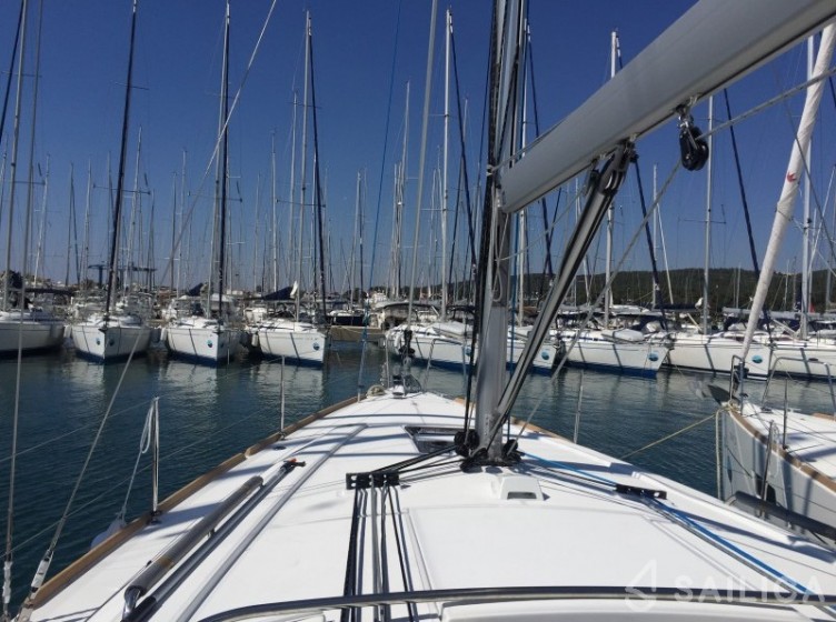 Oceanis 38.1 - Yacht Charter Sailica