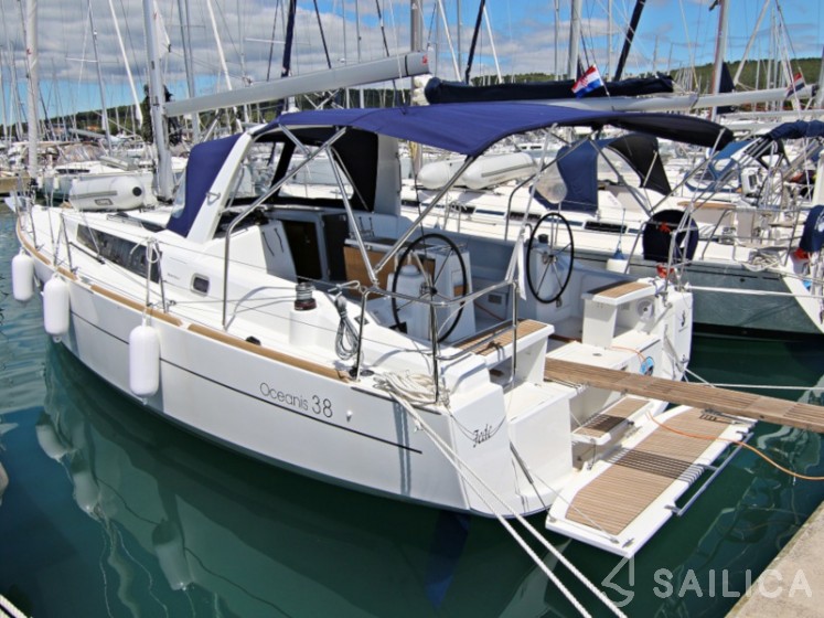 Oceanis 38.1 - Yacht Charter Sailica