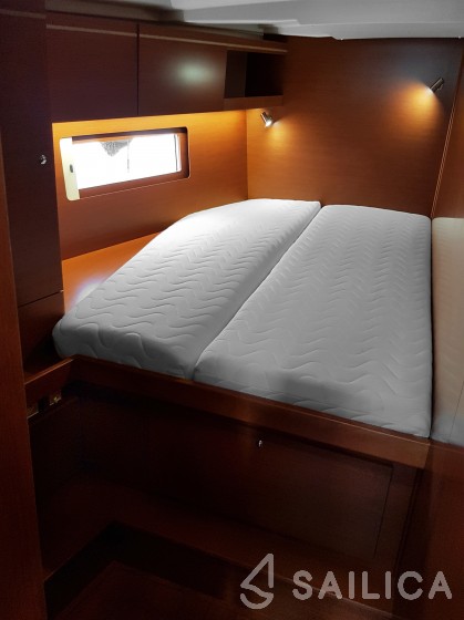 Oceanis 51.1 - Yacht Charter Sailica
