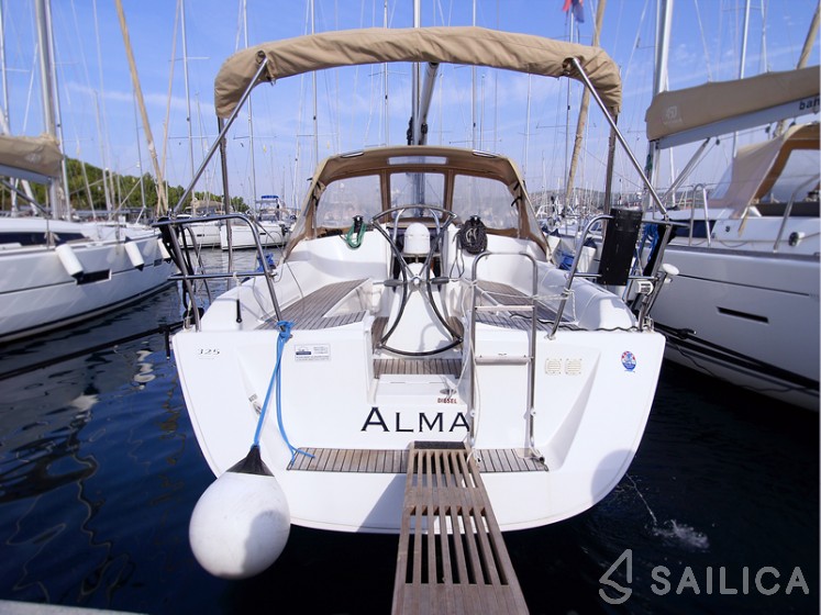 Dufour 325 - Yacht Charter Sailica