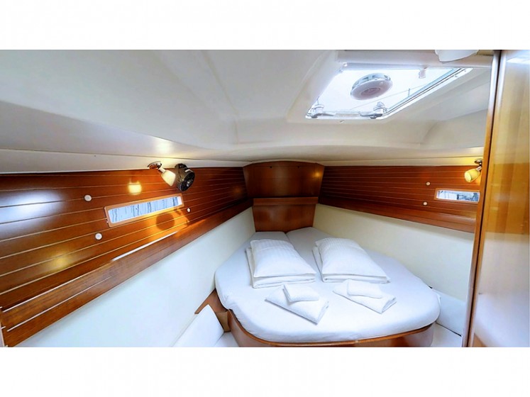 Dufour 425 - Yacht Charter Sailica