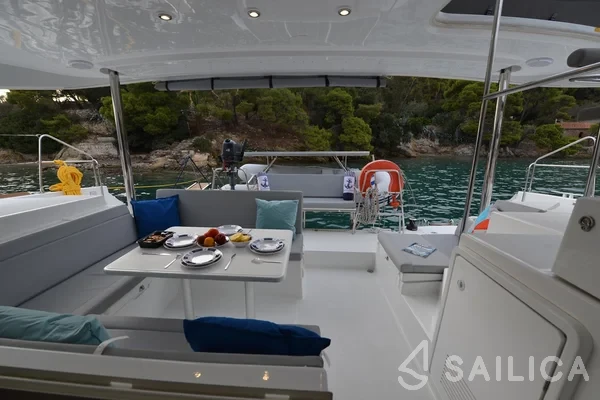 Lagoon 400 S2 - Yacht Charter Sailica