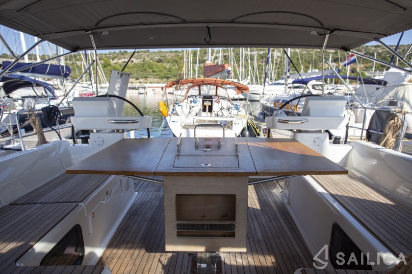 Dufour 520 GL - Yacht Charter Sailica