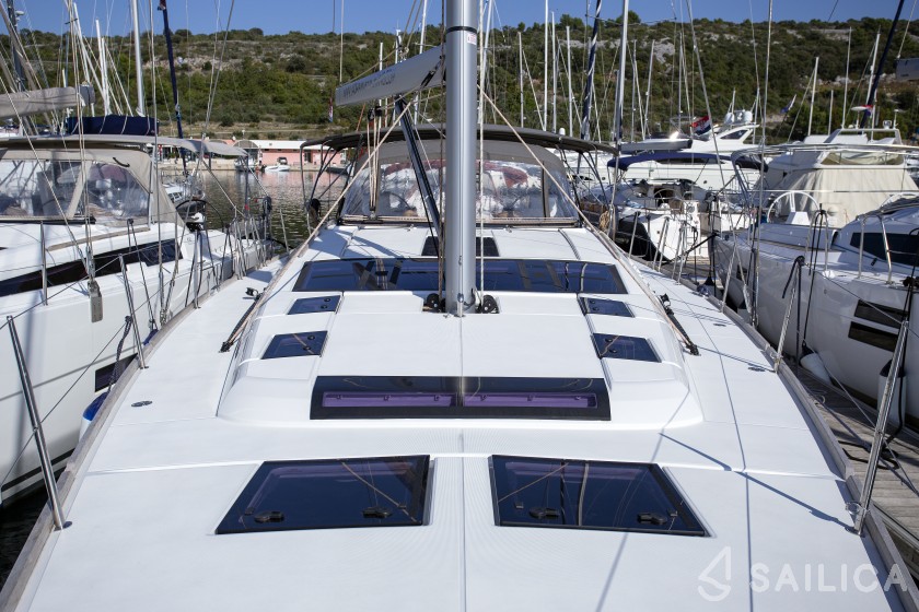 Dufour 520 GL - Yacht Charter Sailica