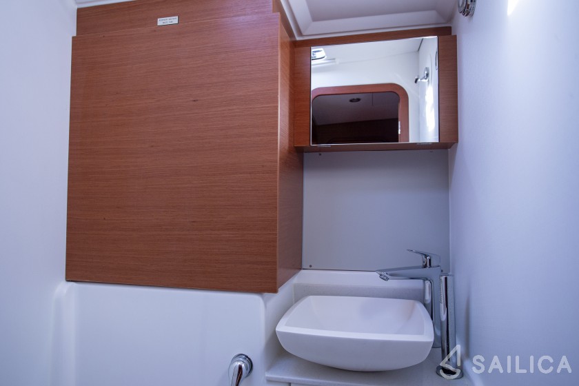 Dufour 520 GL - Yacht Charter Sailica