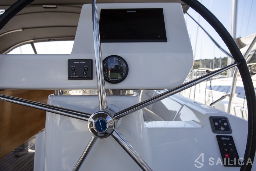 Dufour 520 GL - Yacht Charter Sailica