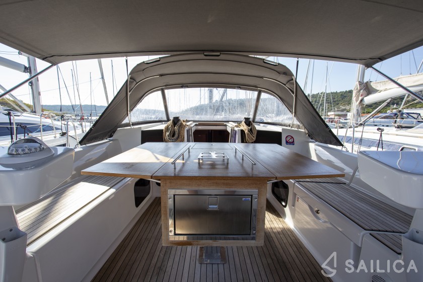 Dufour 520 GL - Yacht Charter Sailica