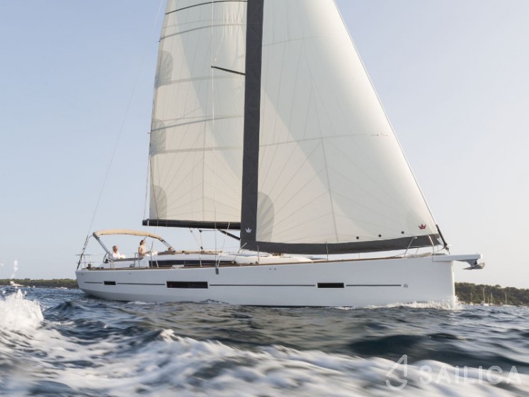 Dufour 520 GL - Yacht Charter Sailica