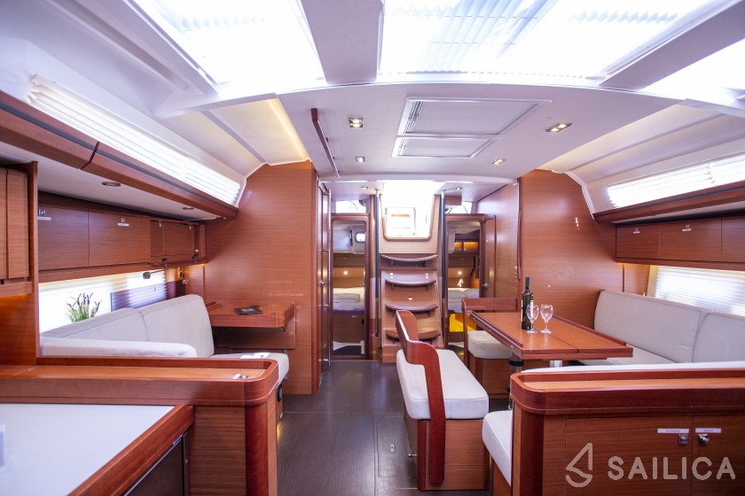 Dufour 520 GL - Yacht Charter Sailica