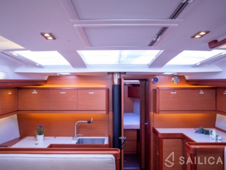 Dufour 520 GL - Yacht Charter Sailica