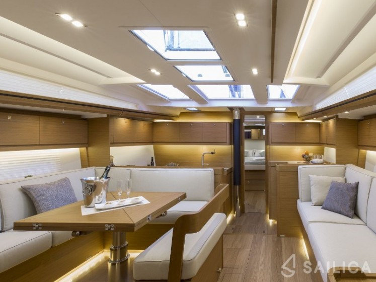Dufour 520 GL - Yacht Charter Sailica