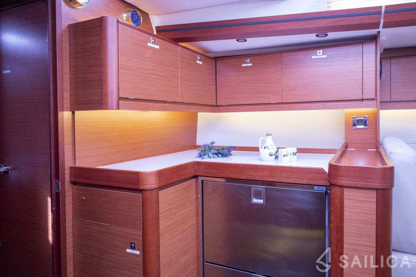 Dufour 520 GL - Yacht Charter Sailica