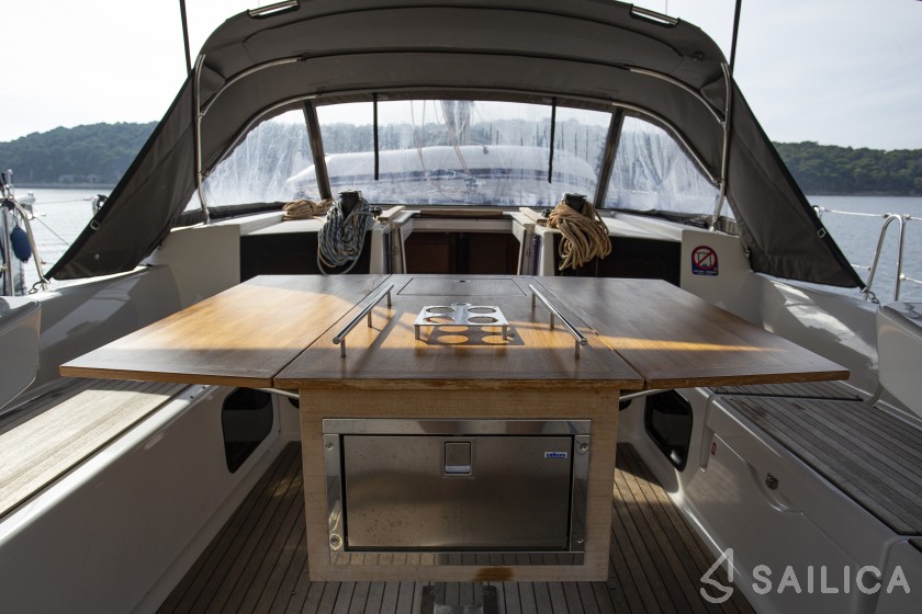 Dufour 520 GL - Yacht Charter Sailica