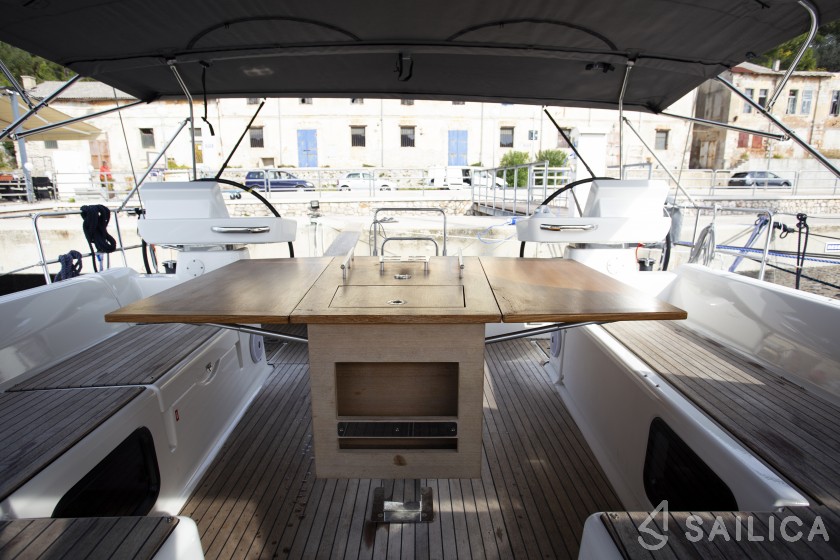 Dufour 520 GL - Yacht Charter Sailica