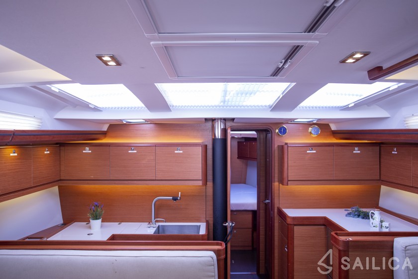 Dufour 520 GL - Yacht Charter Sailica