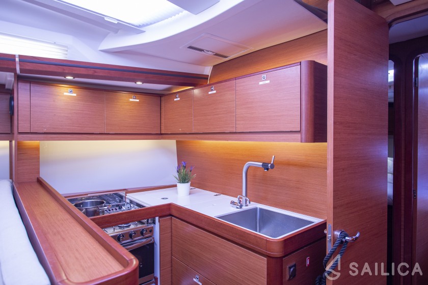 Dufour 520 GL - Yacht Charter Sailica