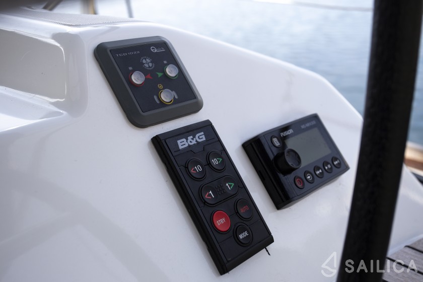 Dufour 520 GL - Yacht Charter Sailica